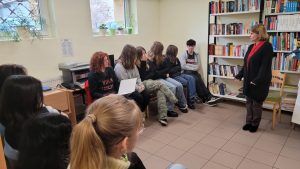 uczniowie słuchają wystąpienia bibliotekarza