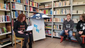 rodzic czyta fragment książki