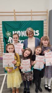 na zdjęciu laureaci konkursu z jurorką