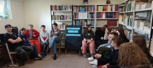 uczniowie w bibliotece