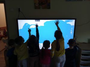 uczniowie podczas wykonywania prac w ramach projektu