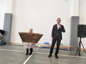 na zdjęciu kobieta trzymająca cymbały i mężczyzna prowadzący koncert