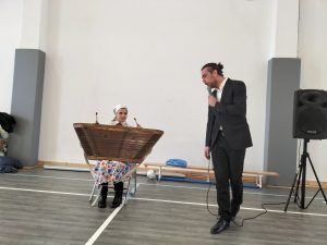 na zdjęciu kobieta trzymająca cymbały i mężczyzna prowadzący koncert