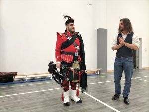 goście prezentują elementy stroju szkockiego