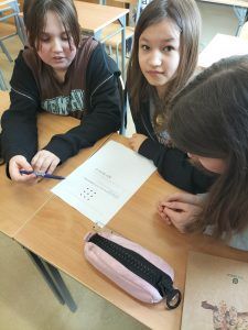 uczennice łączą linią kropki