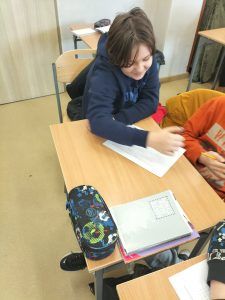 uczniowie rozwiązują wykreślankę