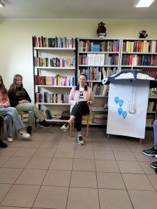 mama ucznia opowiadająca o swojej ulubionej lekturze