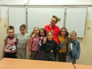 grupa uczennic i nauczycielka w szalonych fryzurach