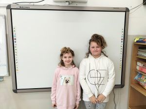 dwie uczennice w szalonych fryzurach