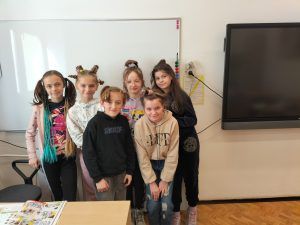 grupa uczniów w szalonych fryzurach