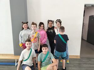 grupa uczniów w szalonych fryzurach