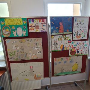 na zdjęciu plakaty wielkanocne