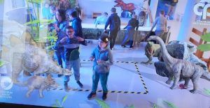 uczniowie przy aktywnej tablicy z dinozaurami