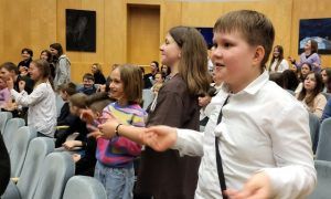 uczniowie naśladujący dyrygenta