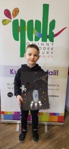 na zdjęciu uczeń ze swoją pracą plastyczną