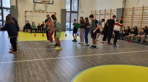 uczniowie w konkurencji sportowej