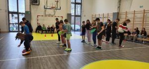 uczniowie w konkurencji sportowej