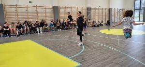 uczennice skaczące na skakankach