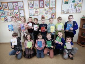 grupa uczniów z kartkami świątecznymi dla kolegów i koleżanek z Niemiec