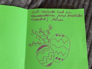 na zdjęciu kartka z życzeniami od kolegów i koleżanek z Niemiec