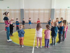 zajęcia rytmiki prowadzone przez uczennicę z klasy trzeciej