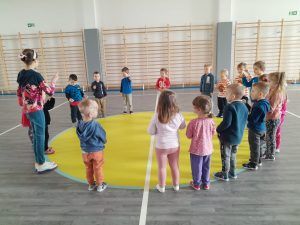 zajęcia rytmiki prowadzone przez uczennicę z klasy trzeciej