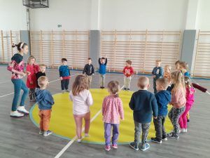 zajęcia rytmiki prowadzone przez uczennicę z klasy trzeciej