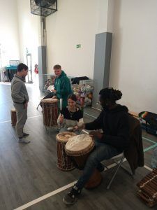 uczniowie grający z artystami