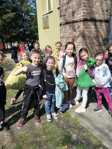 uczniowie z workami zebranych śmieci