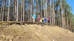 uczniowie sprzątają las