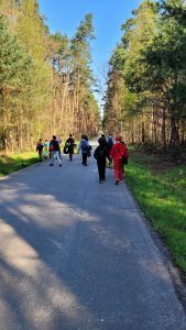 uczniowie w drodze do Radomii