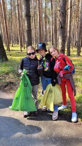 uczennice z workami śmieci