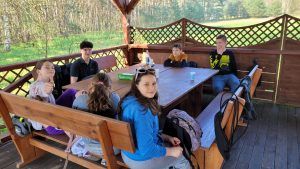 grupa uczniów pod wiatą na pikniku