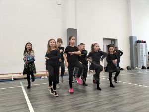 taniec w wykonaniu uczennic klasy 1