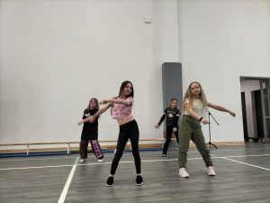 taniec w wykonaniu uczennic klasy 2