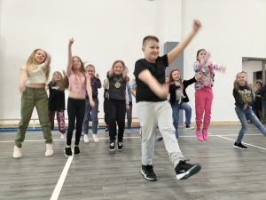 taniec w wykonaniu uczniów klasy 2