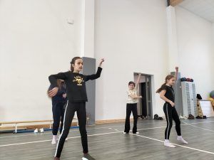 taniec w wykonaniu uczennic klasy 3