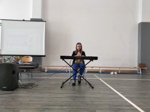 utwór na keyboardzie w wykonaniu uczennicy klasy 4