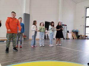 piosenka w wykonaniu uczniów klasy 4