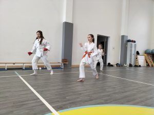 pokaz karate uczennic klasy 3 i 4