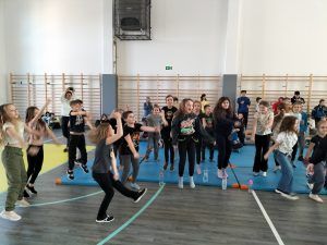 wspólny taniec wszystkich uczniów