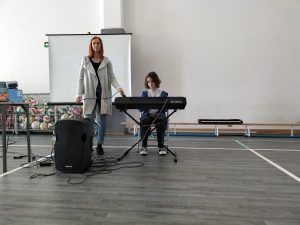 utwór na keyboardzie w wykonaniu uczennicy klasy 6