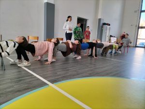 pokaz sprawnościowy uczniów klasy 5