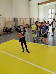 uczniowie na turnieju sportowym