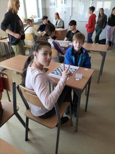 uczniowie na turnieju w warcaby