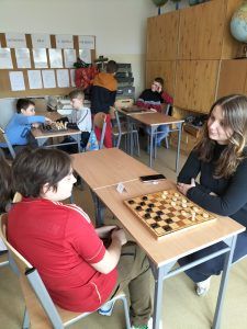uczniowie na turnieju w warcaby