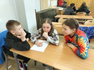 uczniowie wypisujący słowa na pi