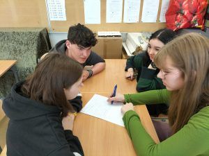 uczniowie wypisujący słowa na pi