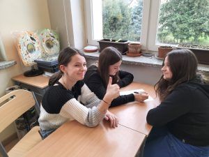 uczniowie wypisujący słowa na pi