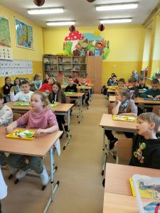 uczniowie wykonują doświadczenia